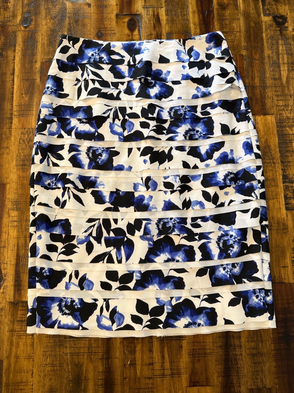 🌵White House Black Market 00 Black, blue, white Floral print Pencil Skirt Lined
